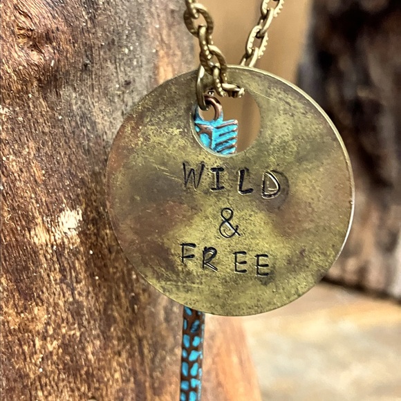 NWOT Wild And Free Round Pendant With Turquoise Arrow Necklace - Picture 2 of 4